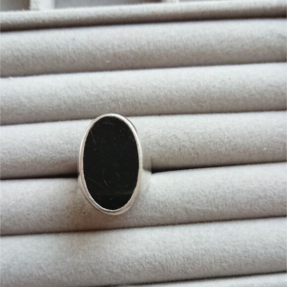 Italy OVAL BLACK ENAMEL SIGNET RING - Picture 9 of 9